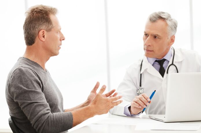 Ein Mann mit chronischer Prostatitis bei einem Arzttermin
